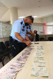DİLENCİNİN ÜZERİNDEN ÇIKAN PARA ASGARİ ÜCRETİ GEÇTİ