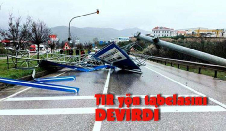 Yön tabelasını devirdi