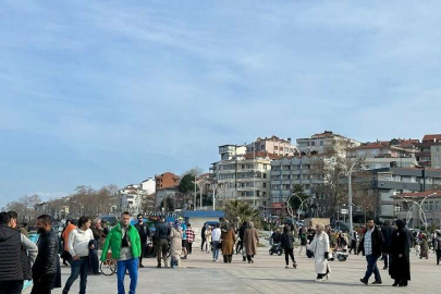 Düzce'de sıcak havayı fırsat bilen vatandaşlar sahile koştu