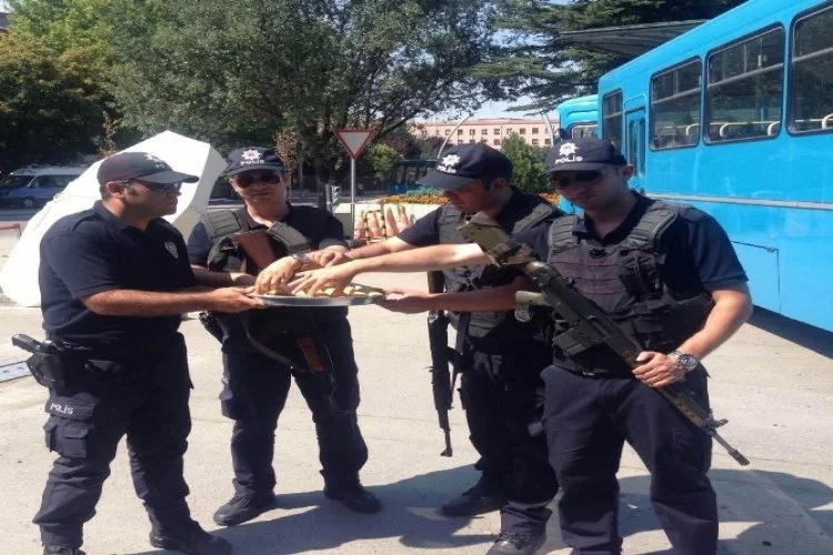 Başkan Kara’dan kahraman polislere baklava ikramı