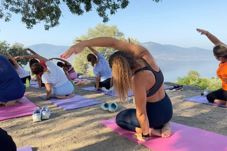 Bafa Gölü manzarasında yoga