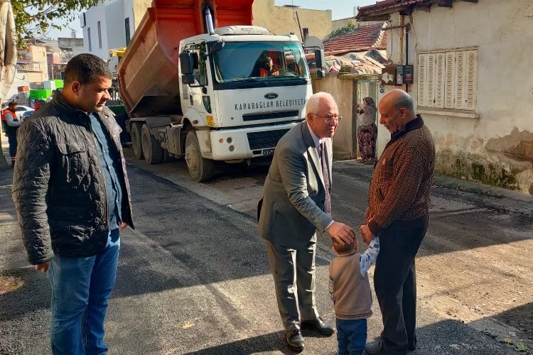 Karabağlar'da asfalt ekipleri Umut'ta